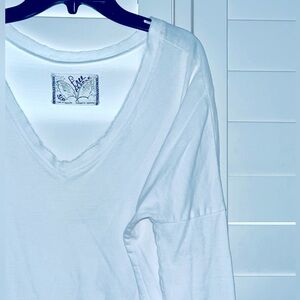 ⭐️ Free People- EUC White V-Neck Raglan Sleeve Top Size Small